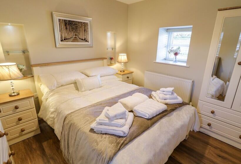 Lough Island Reavy Cottage