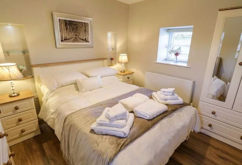 Lough Island Reavy Cottage