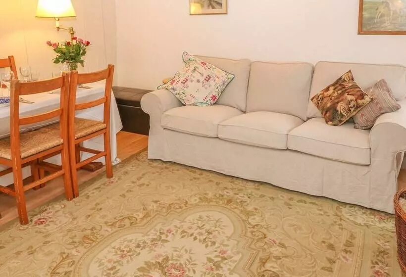Turnpike Cottage