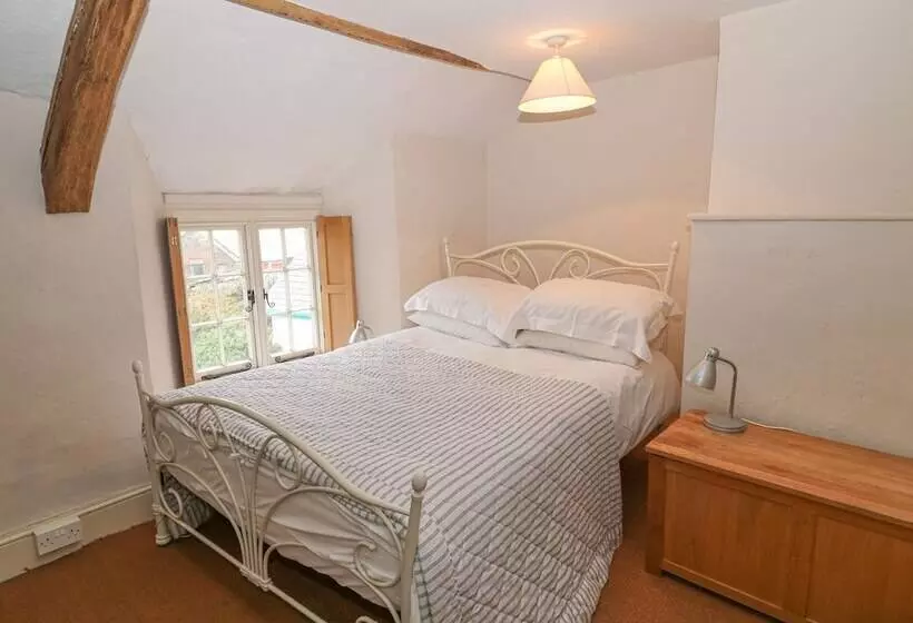 Turnpike Cottage
