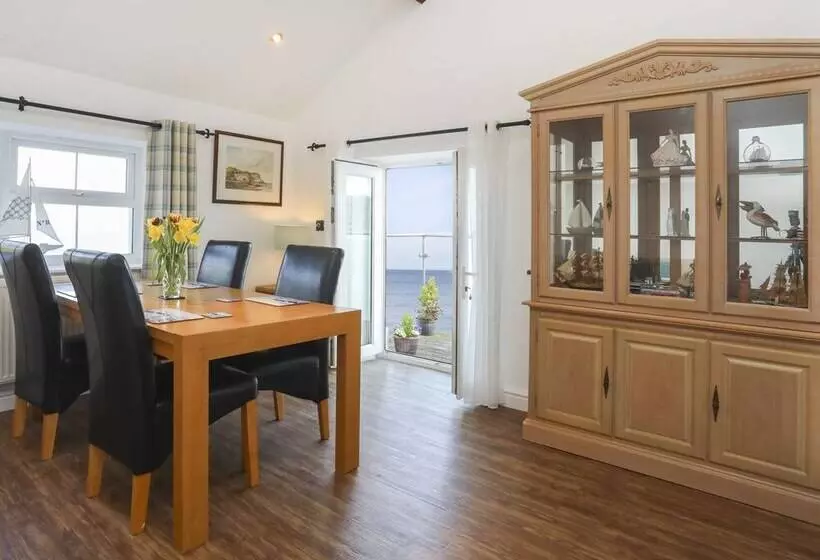 3 The Coach House   Penthouse Apartment