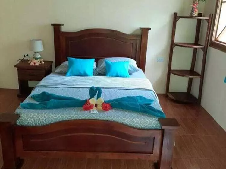 هتل Garden Of Heliconias Lodge