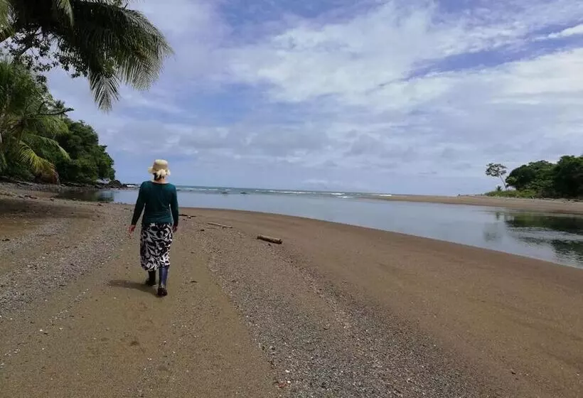 هتل Garden Of Heliconias Lodge