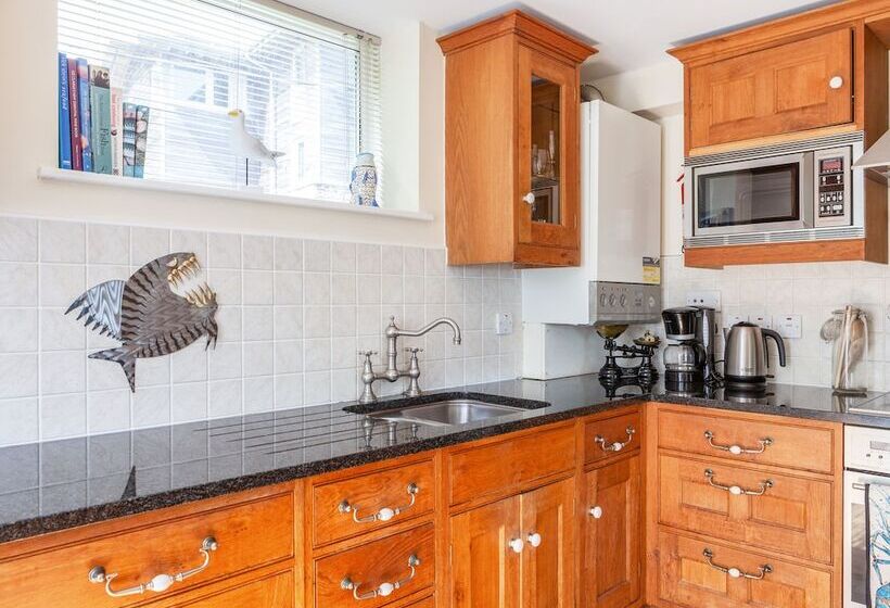 Hydeaway, 7 Grafton Towers