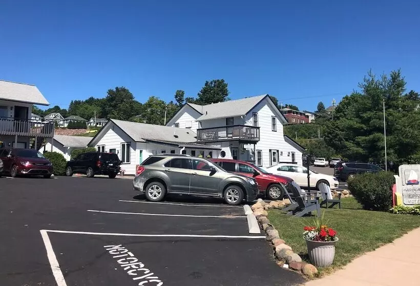 Harbor S Edge Motel