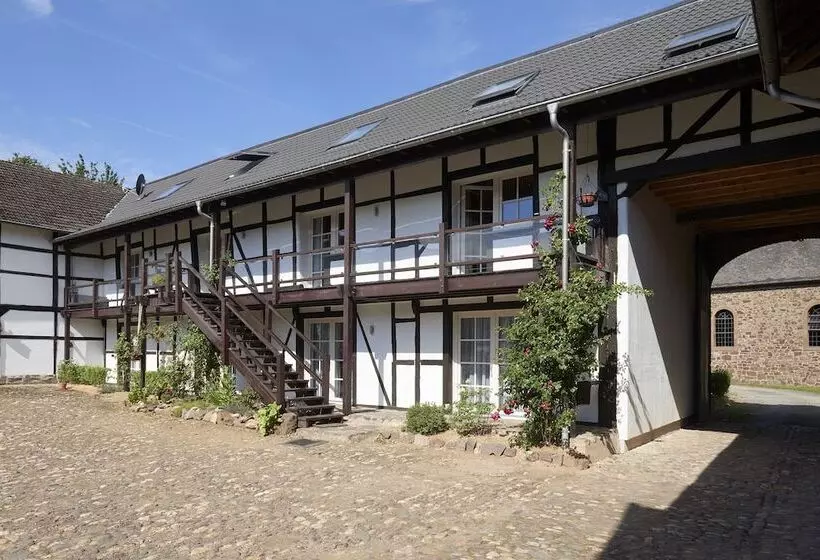 Hotelli Ferienwohnungen Burg Blens