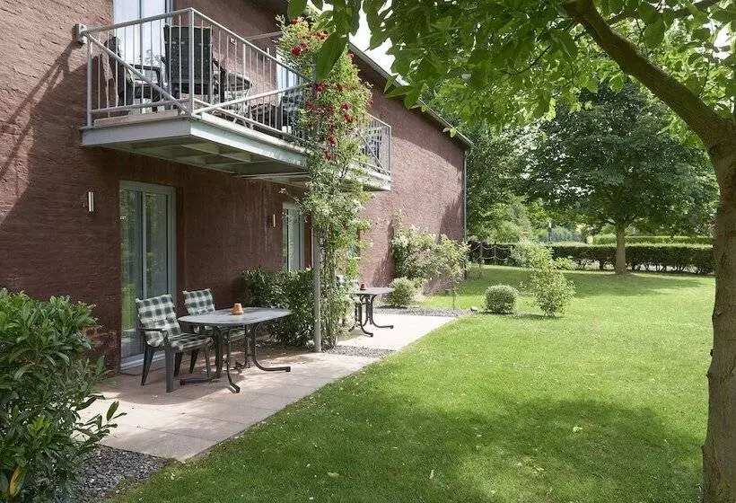 Hotelli Ferienwohnungen Burg Blens