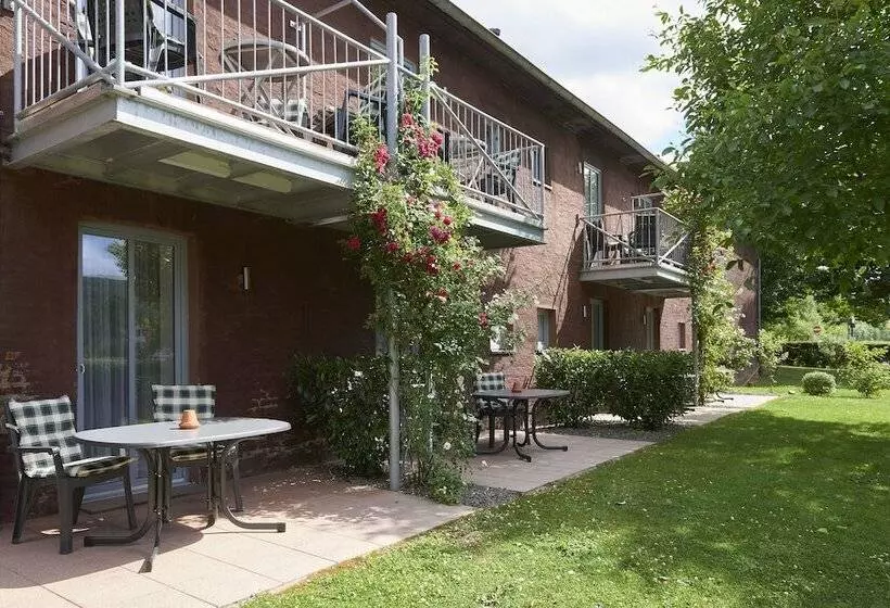 Hotelli Ferienwohnungen Burg Blens