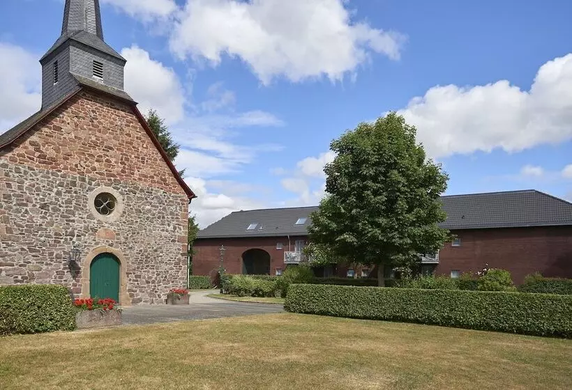 Hotelli Ferienwohnungen Burg Blens