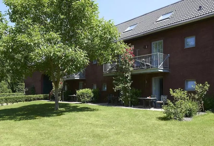 Hotelli Ferienwohnungen Burg Blens