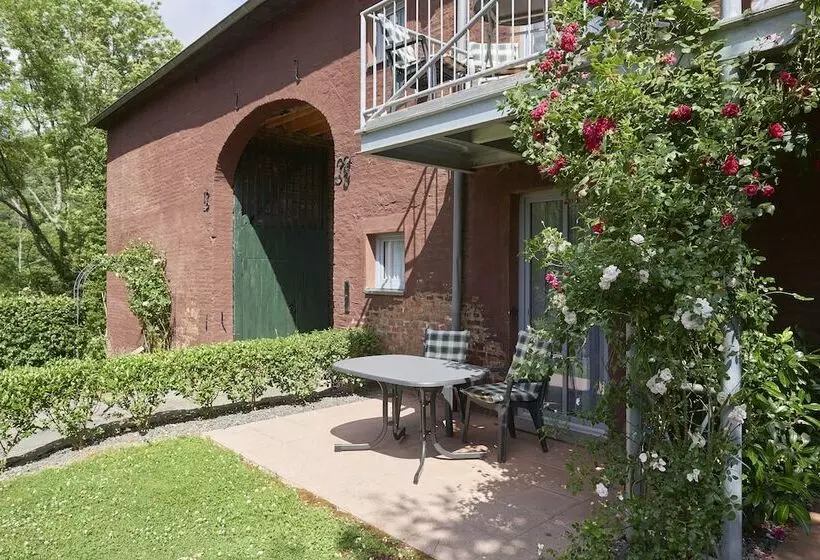 Hotelli Ferienwohnungen Burg Blens