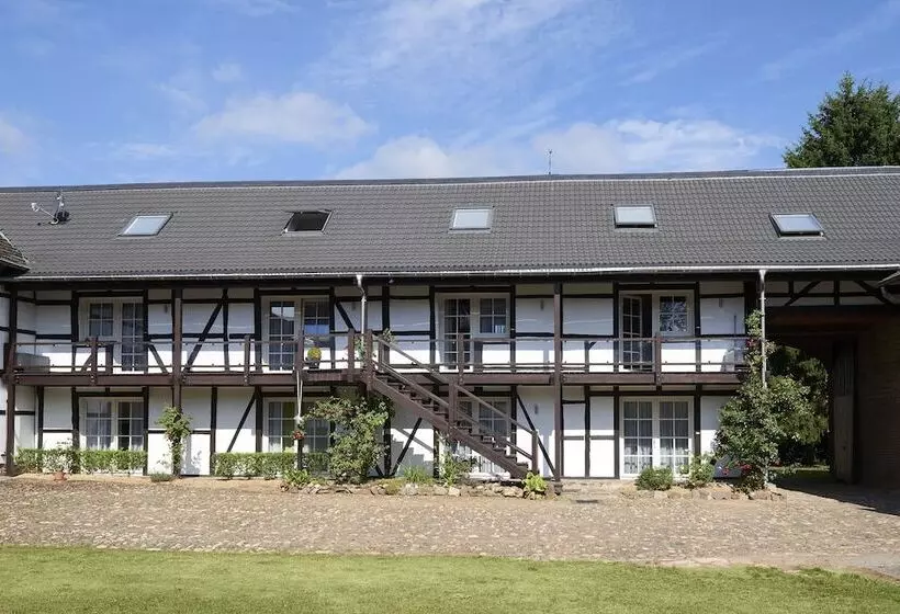 Hotelli Ferienwohnungen Burg Blens