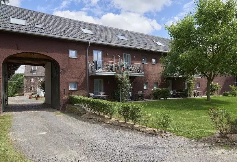 Hotelli Ferienwohnungen Burg Blens