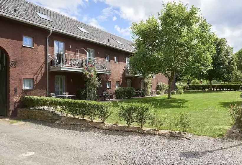 Hotelli Ferienwohnungen Burg Blens