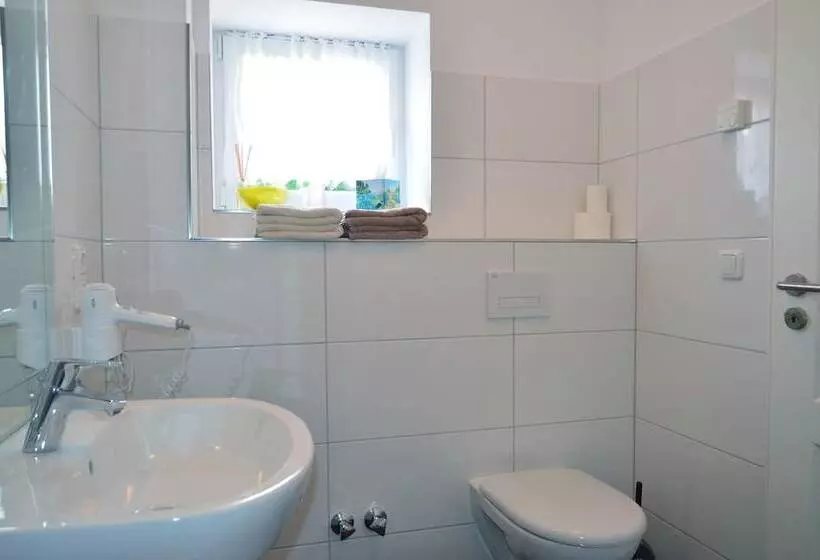 Hotelli Ferienwohnungen Burg Blens