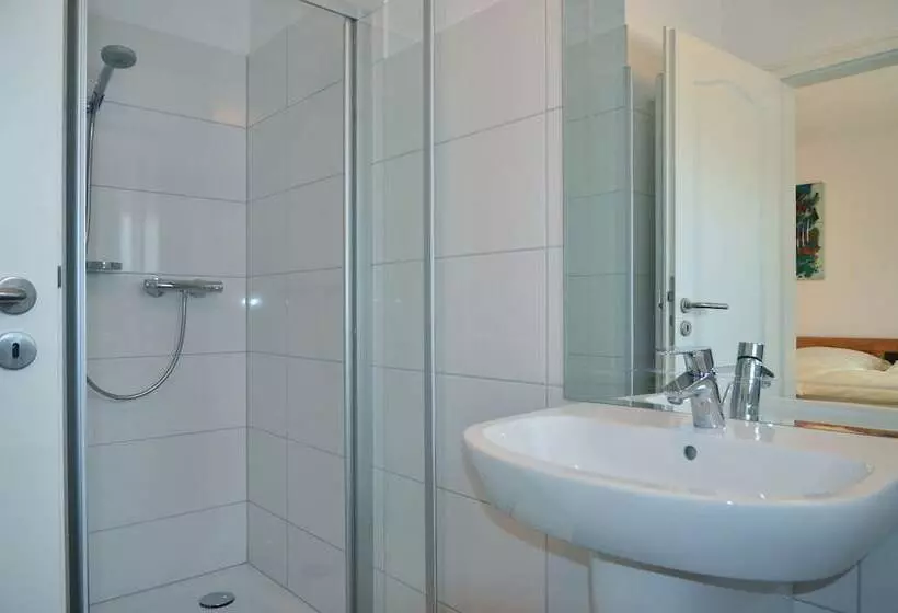 Hotelli Ferienwohnungen Burg Blens