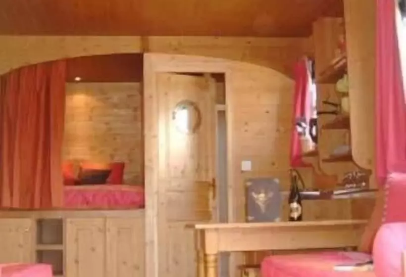 Hotelli Les Roulottes Des Korrigans