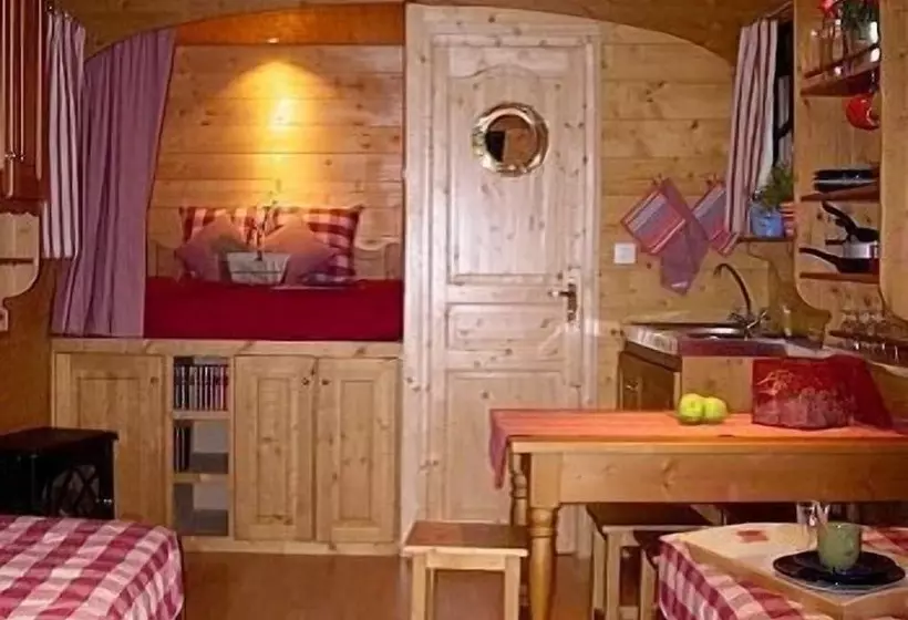 Hotelli Les Roulottes Des Korrigans