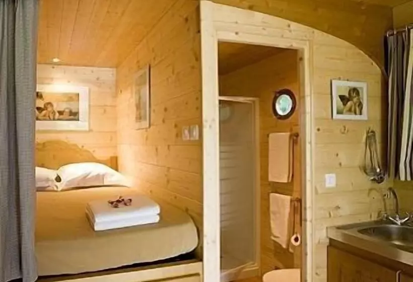 Hotelli Les Roulottes Des Korrigans