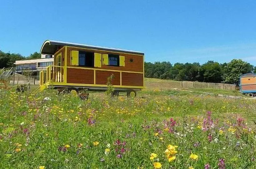 Hotelli Les Roulottes Des Korrigans