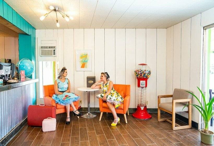 فندق على الطريق The Atomic Blue Motor Inn