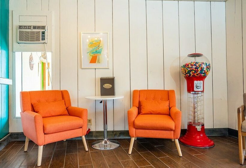 فندق على الطريق The Atomic Blue Motor Inn