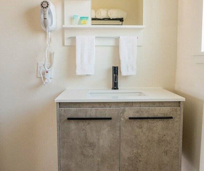 فندق على الطريق The Atomic Blue Motor Inn