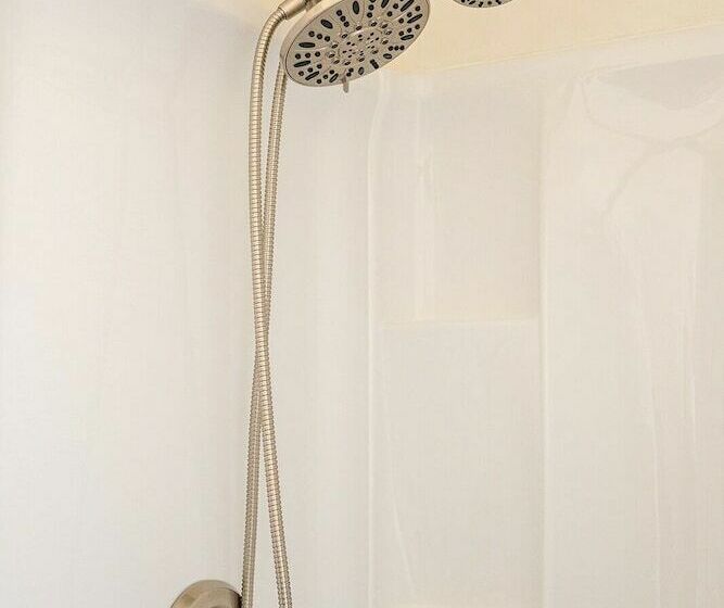 فندق على الطريق The Atomic Blue Motor Inn