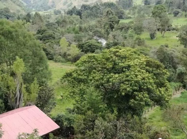 ペンション Ecorefugio Las Mirlas