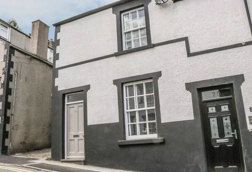22 Uppergate Street