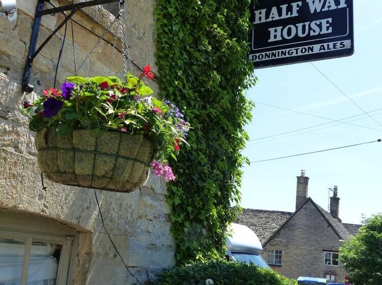 مسافرخانه Halfway House