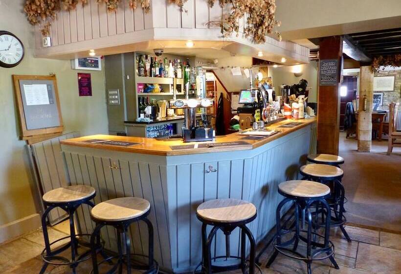 مسافرخانه Halfway House