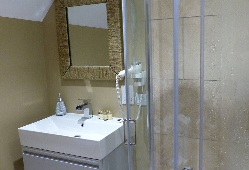 مسافرخانه Halfway House