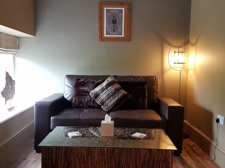 مسافرخانه Halfway House