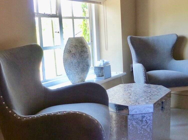 مسافرخانه Halfway House