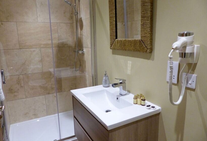 مسافرخانه Halfway House