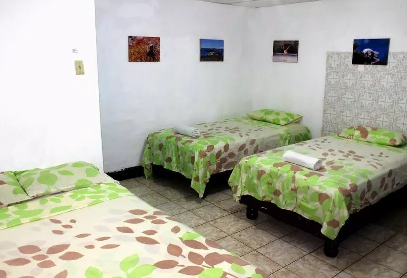 مسافرخانه Puerto Ayora Island