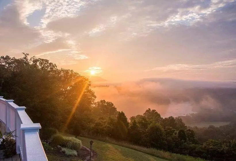 Hotelli Inn At Riverbend