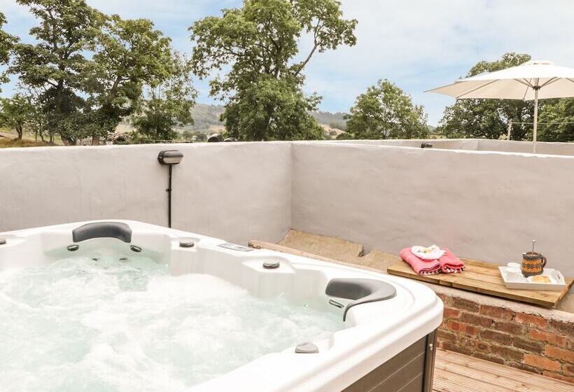 Rhianwen, Plas Moelfre Hall Barns