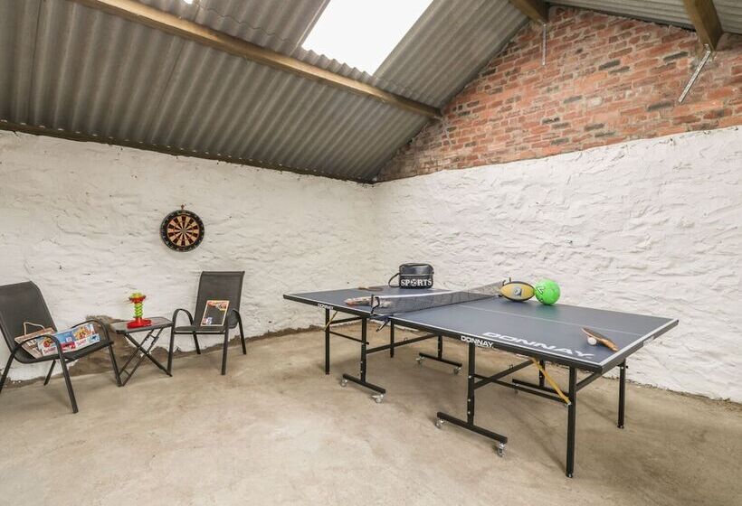 Rhianwen, Plas Moelfre Hall Barns