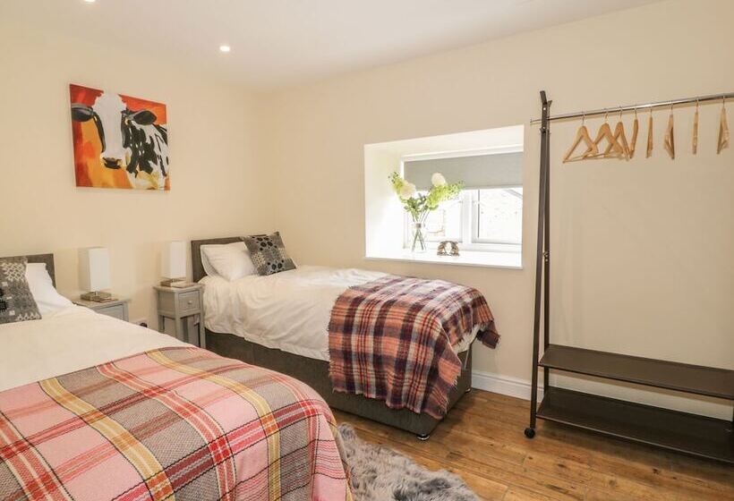 Rhianwen, Plas Moelfre Hall Barns