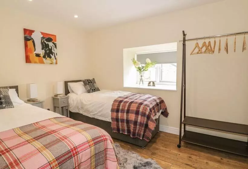 Rhianwen, Plas Moelfre Hall Barns