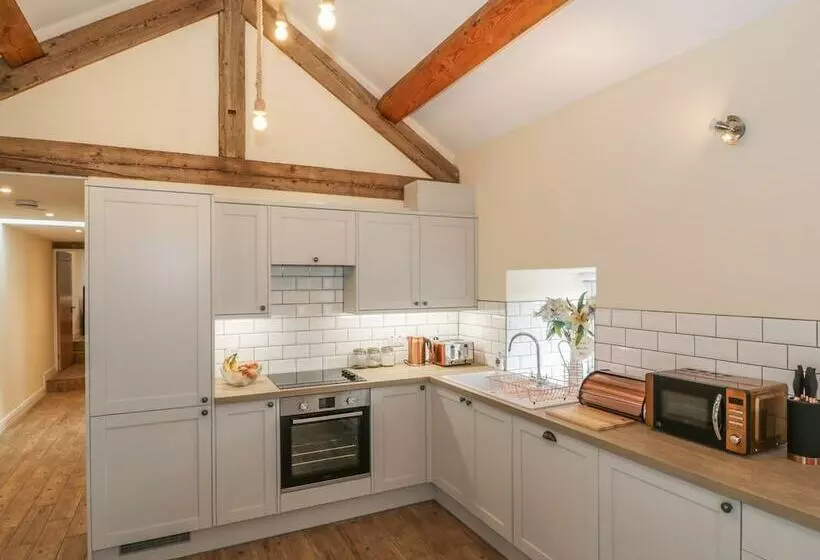 Rhianwen, Plas Moelfre Hall Barns