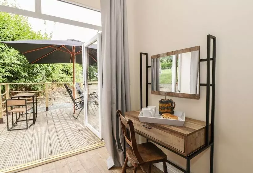 Rhianwen, Plas Moelfre Hall Barns