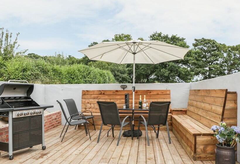 Rhianwen, Plas Moelfre Hall Barns