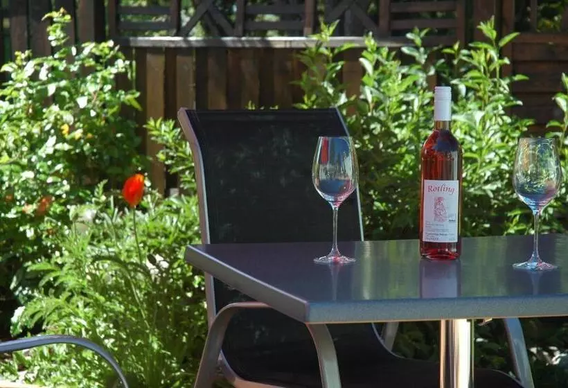 فندق Garni  Zum Weinkrug