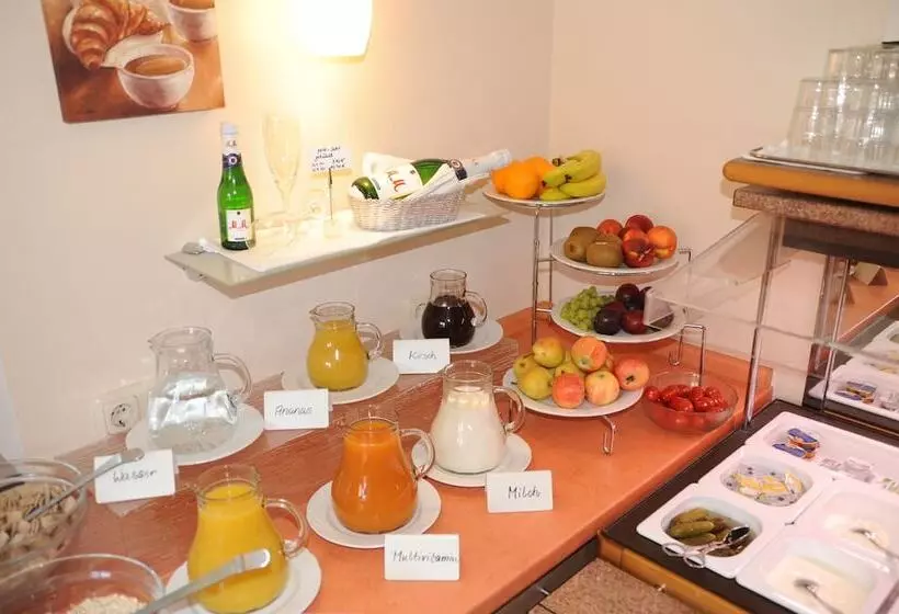 Szálloda Post   Regionales Großes Frühstücksbuffet   Auch Gf & Lf