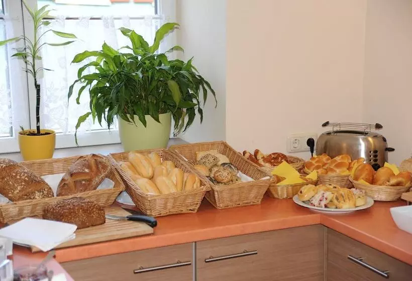 Szálloda Post   Regionales Großes Frühstücksbuffet   Auch Gf & Lf