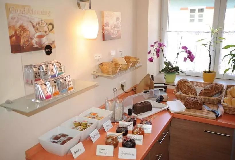 Szálloda Post   Regionales Großes Frühstücksbuffet   Auch Gf & Lf