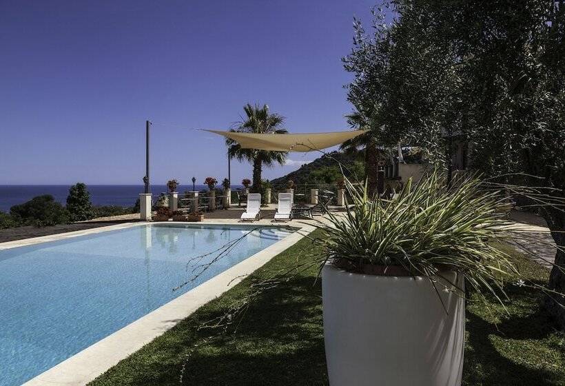 هتل Tenuta Santa Tecla